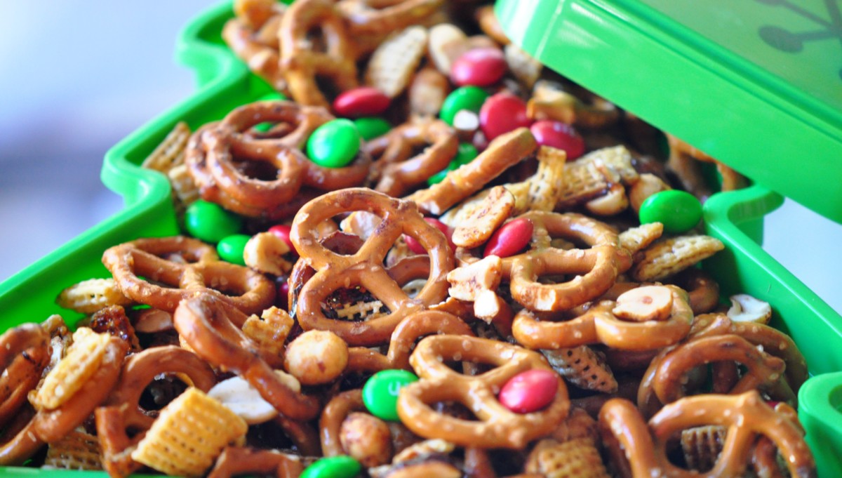 Personlig Opsætning isolation Christmas Snack Mix Recipe - Snack Mix Recipes for Homemade Gifts